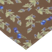 Blauwe bessen op wijnstengel bladeren bruine grond tafelkleed (Gekanteld)