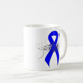 Blauwe bewustmakingslint met vlinder koffiemok (Voorkant rechts)