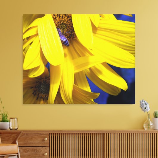 Blauwe bijen op geel zonnebloemkorendoek canvas afdruk (Insitu (Woonkamer))