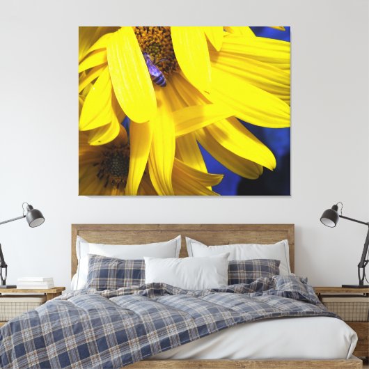 Blauwe bijen op geel zonnebloemkorendoek canvas afdruk (Insitu (Slaapkamer))