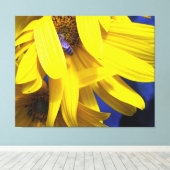 Blauwe bijen op geel zonnebloemkorendoek canvas afdruk (Insitu (Houten vloer))