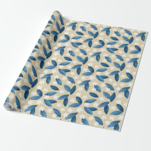 Blauwe bladeren en witte bloemen op beige achtergr cadeaupapier