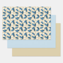Blauwe bladeren en witte bloemen op beige achtergr inpakpapier vel