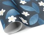 Blauwe bladeren en witte bloemen op donkere achter cadeaupapier (Rol Hoek)