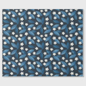 Blauwe bladeren en witte bloemen op donkere achter cadeaupapier (Vlak)