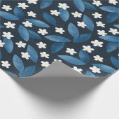 Blauwe bladeren en witte bloemen op donkere achter cadeaupapier (Hoek)