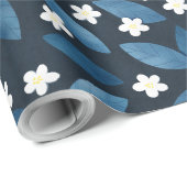 Blauwe bladeren en witte bloemen op donkere achter cadeaupapier (Rol Hoek)