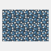 Blauwe bladeren en witte bloemen op donkere achter inpakpapier vel (Voorkant)
