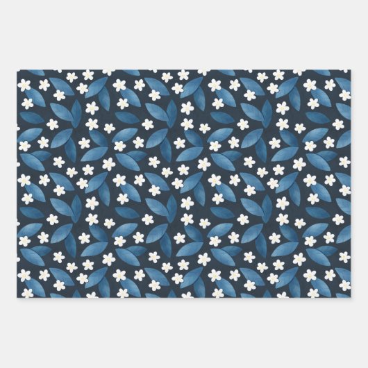 Blauwe bladeren en witte bloemen op donkere achter inpakpapier vel (Voorkant)