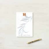 Blauwe bladeren metaalachtig goud koper monogram post-it® notes (Op bureau)