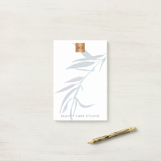 Blauwe bladeren metaalachtig goud koper monogram post-it® notes (Op bureau)