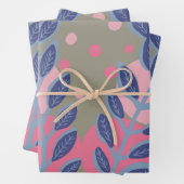 Blauwe bladeren roze stippen inpakpapier vel (In situ)