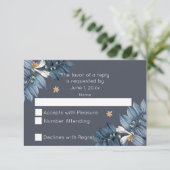 Blauwe bladeren Witte bloem Modern Weddenschap RSVP Kaartje (Staand voorkant)