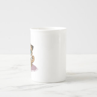 BLAUWE BLAUWE GEOOGDE KITTEN OP EEN PAARS MAT PORSELEIN KOP