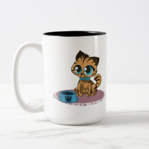BLAUWE BLAUWE GEOOGDE KITTEN OP EEN PAARS MAT TWEEKLEURIGE KOFFIEMOK
