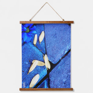 Blauwe Bloem en Gele Bloembladen Hangend Wandkleed