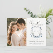 Blauwe bloem Waterverf Monogram Foto Crest Save The Date (Staand voorkant)
