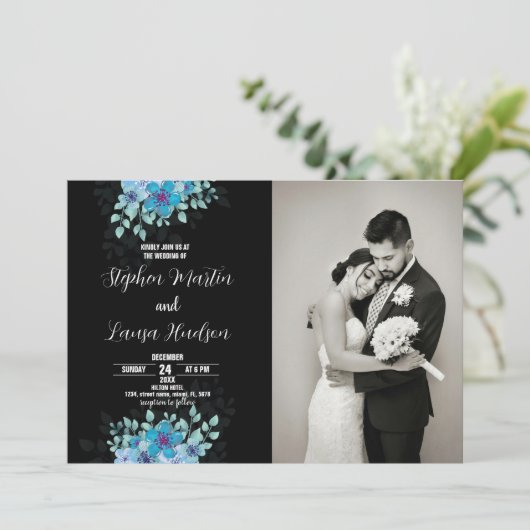 Blauwe Bloem Zwart Bruiloft Uitnodigingen met foto (Staand voorkant)