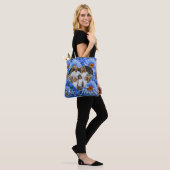 Blauwe bloemen blauwe zonnebloemen blauwe madelief tote bag (Op model)