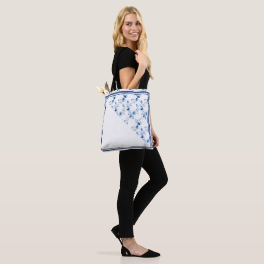 Blauwe bloemen bloeien tote bag (Op model)
