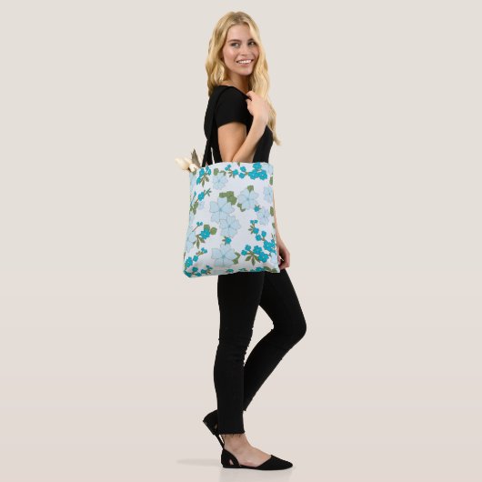 Blauwe bloemen, bloempatroon, patroon van bloemen tote bag (Op model)
