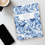 Blauwe Bloemen Chinoiserie Bloem Naam Modern Niet- Planner<br><div class="desc">Deze Blue Floral Chinoiserie Flower Name Modern Undated Planner heeft een delicaat boerderijblauw en wit porseleinen patroon met grote, gedetailleerde bloemen. Dit bloemige ontwerp legt de essentie van traditionele schilderkunst met moderne precisie vast. Deze planner is een geweldig cadeau voor bruidsmeisjes, bruidsmeisjes en bruiden. 🦋 Pas de planner eenvoudig aan...</div>