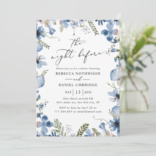 Blauwe bloemen de avond voor repetitie diner kaart (Staand voorkant)