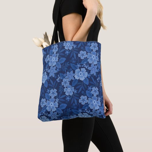 Blauwe bloemen donkerblauw tote bag (Dichtbij)