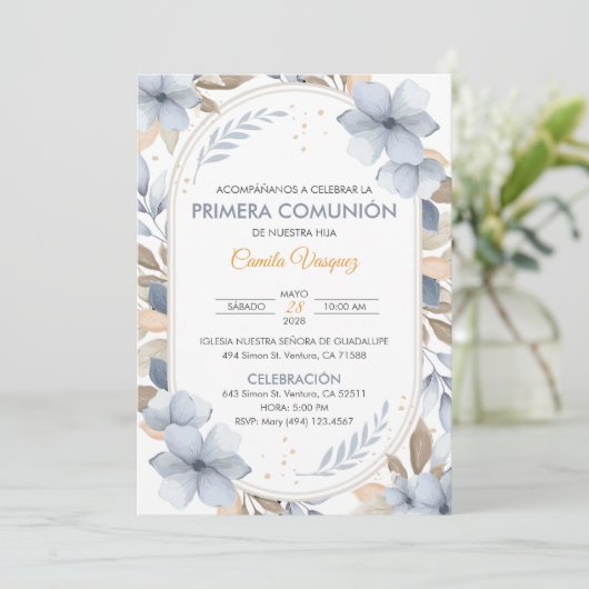 Blauwe bloemen eerste communie in Spaans katholiek Kaart (Staand voorkant)