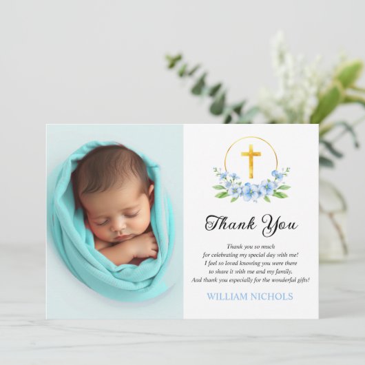 Blauwe bloemen en gouden kruis jongen doop foto bedankkaart (Staand voorkant)