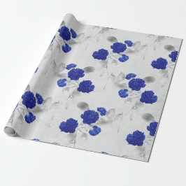 Blauwe bloemen en grijze bladeren op wit cadeaupapier