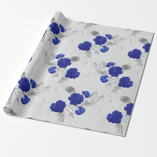 Blauwe bloemen en grijze bladeren op wit cadeaupapier (Uitgerold)