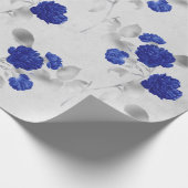 Blauwe bloemen en grijze bladeren op wit cadeaupapier (Hoek)