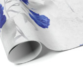 Blauwe bloemen en grijze bladeren op wit cadeaupapier (Rol Hoek)