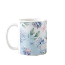 Blauwe bloemen en roze vlinders