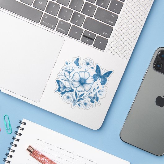 Blauwe bloemen en vlinders sticker (Laptop met iPhone)