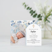 Blauwe bloemen foto boogjongen Doopsel uitnodiging (Staand voorkant)