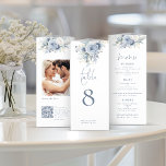 Blauwe Bloemen Foto QR Trifold Trouwmenu Tafel Nee<br><div class="desc">BELANGRIJKE OPMERKING: Deze trifold wordt geleverd plat, ZONDER vooraf scoren. Je zult het zelf moeten opvouwen. Om u te helpen met nauwkeurig vouwen, worden richtlijnen afgedrukt op de achterkant voor de drie panelen, plus een extra dun paneel aan de rechterkant voor u om lijm aan te brengen om de trifold...</div>
