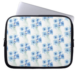 Blauwe bloemen in glazen vaas laptop sleeve