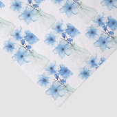 Blauwe bloemen in glazen vaas tissuepapier (Detail)