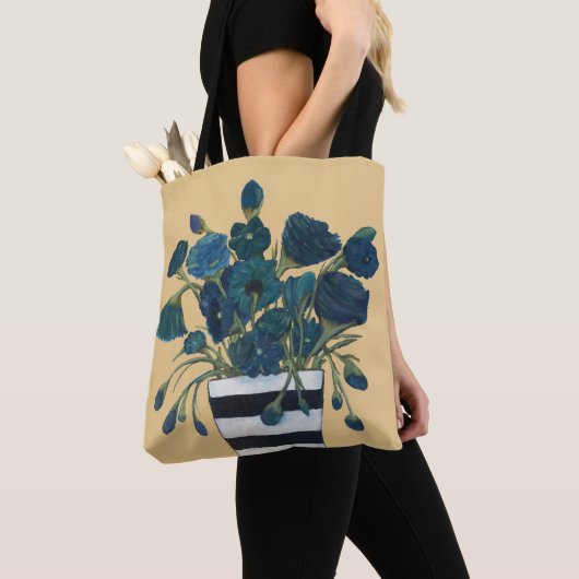 Blauwe bloemen met gestreepte Vase Fine Art Tote Bag (Dichtbij)