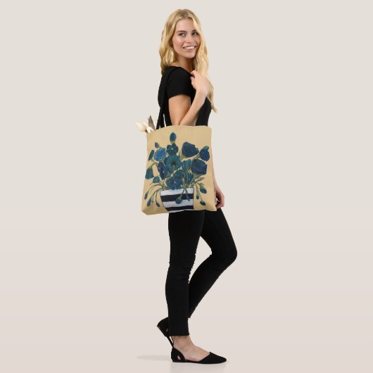 Blauwe bloemen met gestreepte Vase Fine Art Tote Bag (Op model)