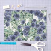 Blauwe bloemen met groene bladeren en goud tissuepapier (Craft)