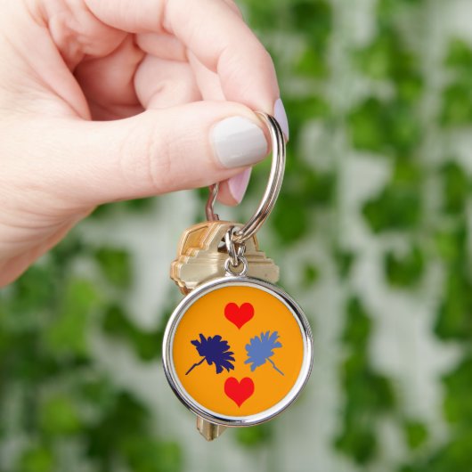 Blauwe bloemen met rode harten Sleutelhanger (Hand)