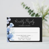 Blauwe Bloemen Monogram Zwart Wit Bruiloft RSVP Kaartje (Staand voorkant)