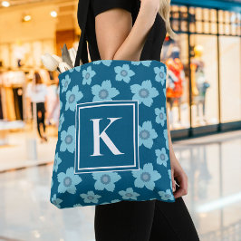 Blauwe bloemen op blauwe achtergrond monogram tote bag