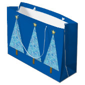 Blauwe bloemen op een moderne kerstboom large cadeautasje (Achterkant Gekanteld)
