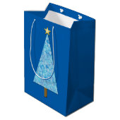 Blauwe bloemen op een moderne kerstboom medium cadeauzakje (Achterkant Gekanteld)