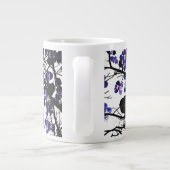 Blauwe bloemen op het concept van de winterboom di grote koffiekop (Achterkant)