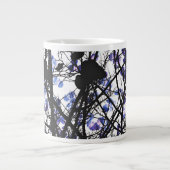 Blauwe bloemen op het concept van de winterboom di grote koffiekop (Voorkant)